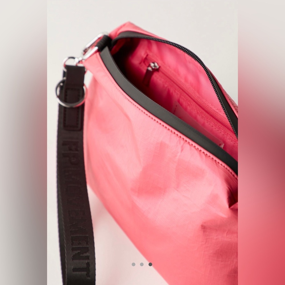 FP Movement Total Access Pouch - Picture 3 of 10